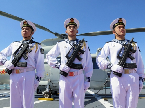 5月5日，在突尼斯拉古萊特港，中國海軍第十六批護航編隊戰士列隊展示。