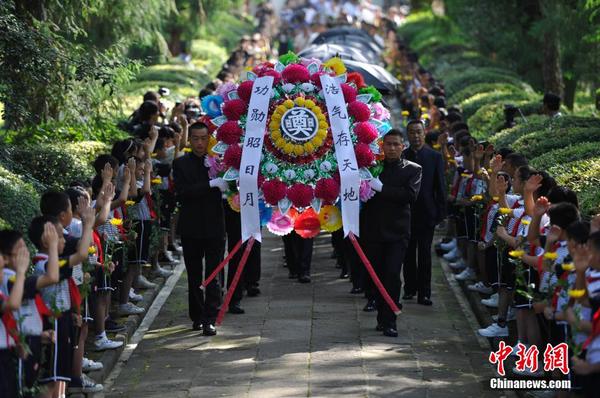 6月12日，2014“中國遠征軍抗日陣亡將士”公祭活動在云南騰沖舉行，從緬甸尋取的中國遠征軍抗日陣亡將士部分遺骸，歸葬在騰沖國殤墓園中國遠征軍抗日陣亡將士墓。中新社發(fā) 劉冉陽 攝