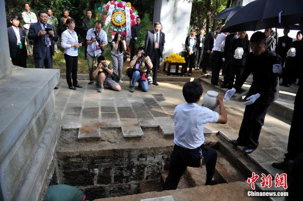 6月12日，2014“中國遠征軍抗日陣亡將士”公祭活動在云南騰沖舉行，從緬甸尋取的中國遠征軍抗日陣亡將士部分遺骸，歸葬在騰沖國殤墓園中國遠征軍抗日陣亡將士墓。中新社發 劉冉陽 攝1