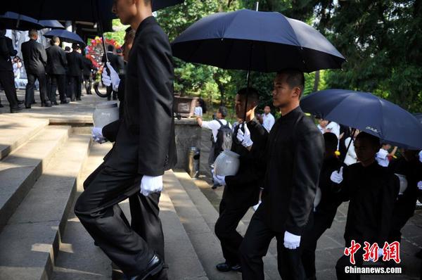 6月12日，2014“中國遠(yuǎn)征軍抗日陣亡將士”公祭活動在云南騰沖舉行，從緬甸尋取的中國遠(yuǎn)征軍抗日陣亡將士部分遺骸，歸葬在騰沖國殤墓園中國遠(yuǎn)征軍抗日陣亡將士墓。中新社發(fā) 劉冉陽 攝3