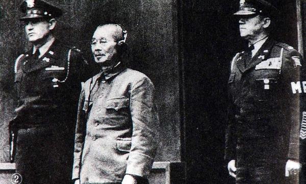 東條英機等7人的絞刑在1948年12月22日執行，他們的尸體在火焚成灰以后，用軍艦撒到海里，任其隨風飄去，使其無蹤跡可尋。圖為接受審判時的東條英機。