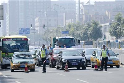 北京直升機降路口將心梗患者送往醫(yī)院(組圖)