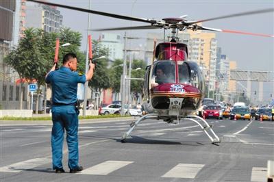 北京直升機降路口將心梗患者送往醫(yī)院(組圖)