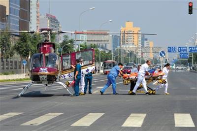 北京直升機降路口將心梗患者送往醫(yī)院(組圖)