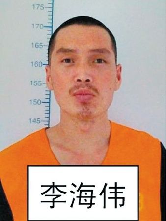 　逃跑時上穿淺藍色短袖警襯（無警銜和其他標志），下穿深色長褲，淺色鞋。