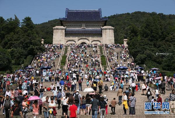 10月1日，游客在南京中山陵參觀游覽。