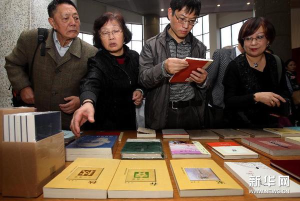 11月22日，觀眾在展會(huì)現(xiàn)場(chǎng)選購巴金作品。