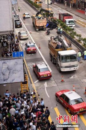 11月26日，香港警方協(xié)助法庭執(zhí)達(dá)主任在旺角彌敦道展開清障行動(dòng)，下午1點(diǎn)45分，彌敦道恢復(fù)雙向通車。 中新社發(fā) 張宇 攝