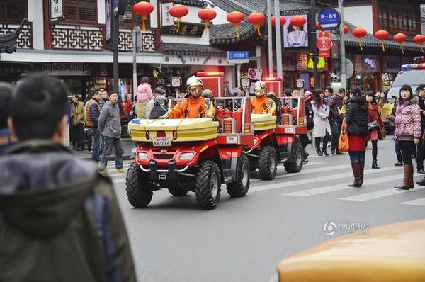 上海消防摩托車上街巡邏。來源：陳明松 東方IC