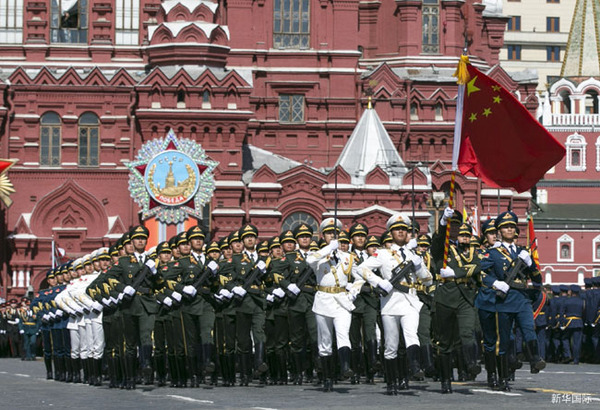 5月7日，在俄羅斯首都莫斯科，中國(guó)人民解放軍三軍儀仗隊(duì)在彩排中列隊(duì)行進(jìn)。當(dāng)日，俄羅斯在莫斯科紅場(chǎng)舉行紀(jì)念衛(wèi)國(guó)戰(zhàn)爭(zhēng)勝利70周年紅場(chǎng)閱兵式總彩排。新華社記者馬占成攝