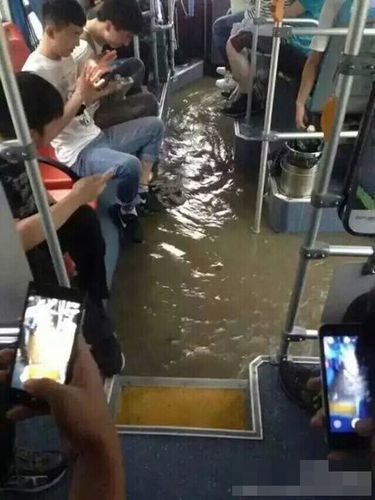 6月2日，江蘇多地出現(xiàn)暴雨，省會(huì)南京更是達(dá)到大暴雨級(jí)別，這是南京今年來(lái)最大的一場(chǎng)雨，全城被淹，部分地區(qū)水深及腰。雖未到梅雨季節(jié)，但南京這場(chǎng)雨，已頗具汛期神韻。