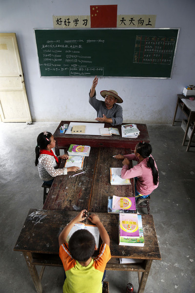 重慶市黔江區太極鄉新陸村小學坐落在大山中，交通不便，隨著多年的人口外流，這學期只剩下3名四年級學生和鄔榮祿一名老師。