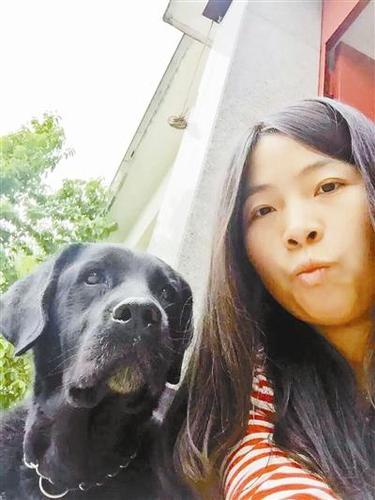 圖為田先生的徒弟和導盲犬喬喬親密合影。