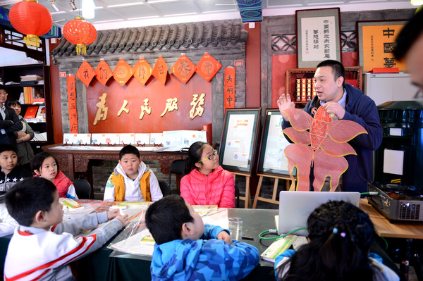 劉賓老師教孩子們國家級非物質文化遺產“曹氏風箏”的制作和傳承故事。