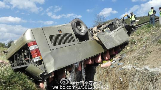 昆楚高速一旅游大巴翻車，3人現(xiàn)場死亡。　網(wǎng)絡(luò)圖 攝