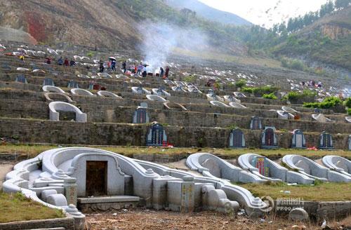 廣東陸豐“墳爺”被查處 非法占地建3232座墓穴