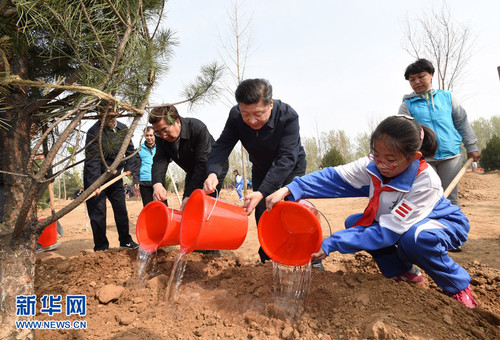 4月5日，黨和國家領導人習近平、李克強、張德江、俞正聲、劉云山、王岐山、張高麗等來到北京市大興區西紅門鎮參加首都義務植樹活動。 這是習近平同大家一起給剛栽下的樹苗澆水。新華社記者 李學仁 攝