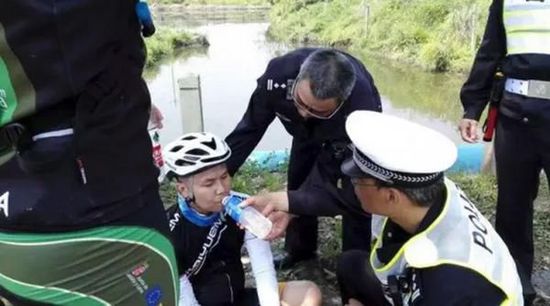 民警第一時間救護菲律賓小伙。