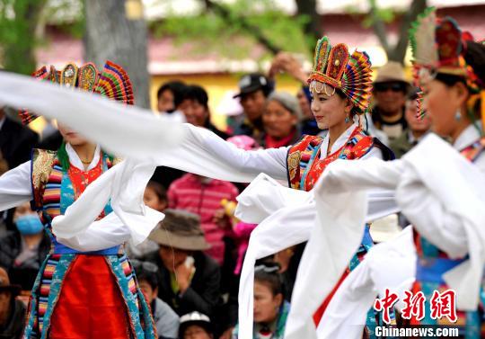 5月1日，羅布林卡公園內(nèi)的藏戲表演吸引大量市民觀看。　李林 攝