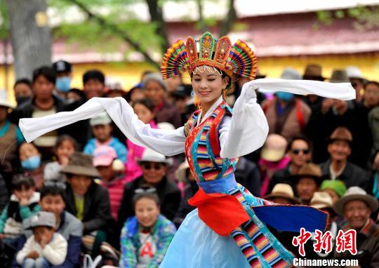 5月1日，羅布林卡公園內(nèi)的藏戲表演吸引大量市民觀看。　李林 攝