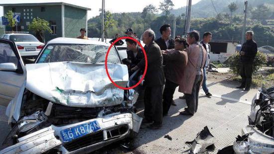 警察車禍現場跪地10分鐘 當