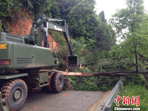 5月8日，官兵正在使用挖掘機清除道路障礙。　賴橋泉 攝