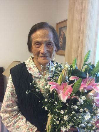 2016年母親節，趙麗宏為94歲的母親獻花并攝影。趙麗宏是全國政協委員，著名作家、散文家、詩人，上海作家協會副主席、《上海文學》雜志社社長。著有詩集《珊瑚》、《沉默的冬青》、《抒情詩151首》等。