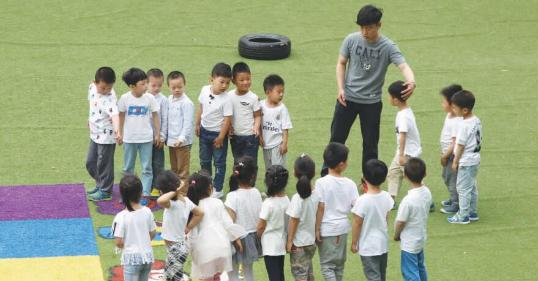 幼兒園的男幼師帶領孩子們做游戲