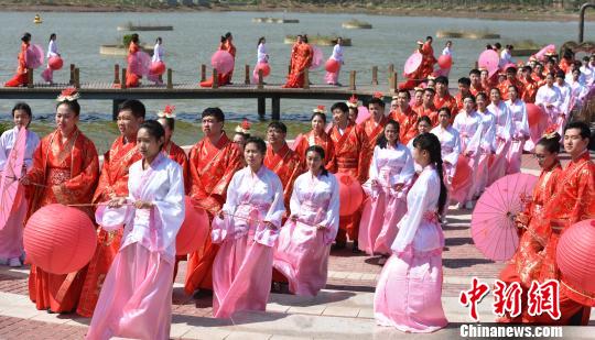 24日，“首屆曹妃甸？國際漢唐大型集體婚禮”在河北曹妃甸舉行。圖為婚禮現(xiàn)場。　白云水 攝