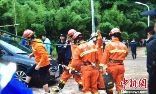 圖為建德消防官兵在現場救援。　余炫 攝