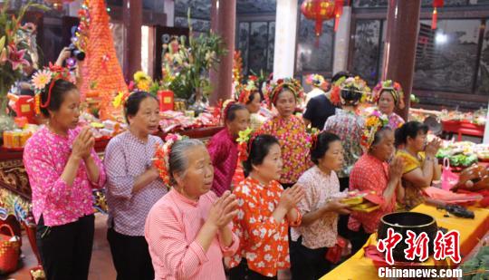 6月2日，福建泉州蟳浦媽祖宮廟——順濟宮重修落成慶典儀式舉行，蟳浦村女性集體拜媽祖。　廖靜 攝