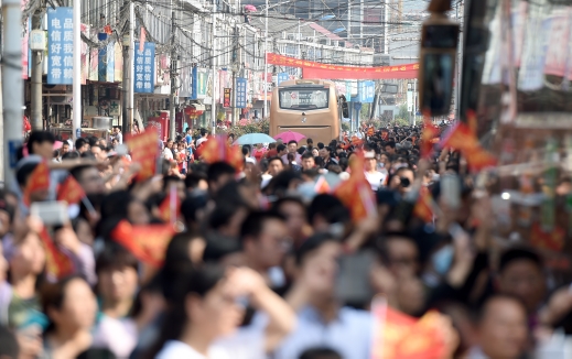 新華社照片，毛坦廠（安徽），2016年6月5日
    毛坦廠送考——學(xué)生減少場(chǎng)面依舊
    6月5日，送考車隊(duì)駛離學(xué)校。
    當(dāng)日，安徽省六安市毛坦廠鎮(zhèn)毛坦廠中學(xué)（含金安中學(xué)）的近千名高三學(xué)生從學(xué)校分乘19輛大巴，出發(fā)前往六安市的高考考點(diǎn)，參加即將到來(lái)的全國(guó)高考。從各地趕來(lái)的學(xué)生家長(zhǎng)和當(dāng)?shù)鼐用駧浊嗽趯W(xué)校門(mén)口送別考生，祝福他們?nèi)〉煤贸煽?jī)。
    毛坦廠中學(xué)（含金安中學(xué)）每年高考前的送考都是當(dāng)?shù)匾粋€(gè)重要活動(dòng)。近年來(lái)，送考規(guī)模逐漸減小，送考學(xué)生人數(shù)從高峰的萬(wàn)余名減少到近千名，送考大巴也從高峰時(shí)期的70輛下降到今年的19輛，但送考場(chǎng)面依舊熱鬧。
    新華社記者 郭晨攝