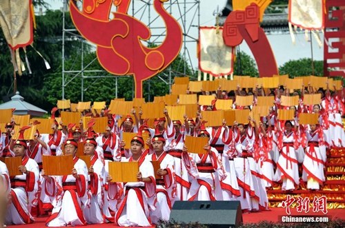 資料圖：屈原故里湖北秭歸再現(xiàn)楚國端午祭。<a target='_blank' href='http://www.chinanews.com/'>中新社</a>記者 張暢 攝