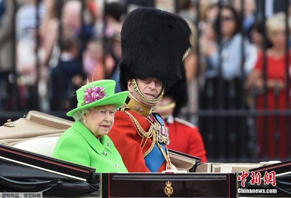 英國女王90大壽慶典 皇家衛兵齊刷刷帥氣亮相4