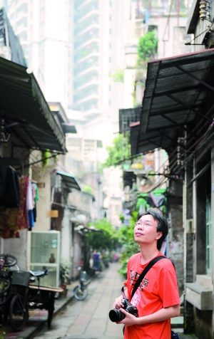 楊華輝，五羊小學老師，創辦廣州首個正式注冊的本土文化保育NGO團體“古粵秀色”