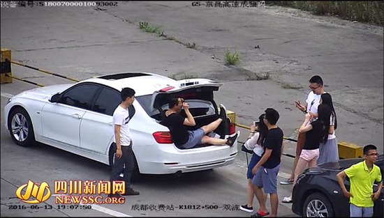 男子高速禁停區(qū)停車自拍