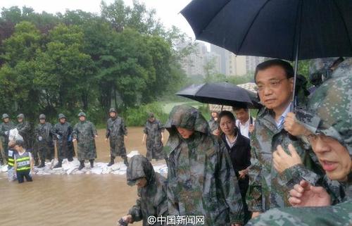 李克強冒大雨赴武漢長江干堤管涌現場 指揮救災