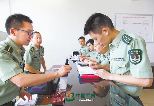 　　該戰區陸軍后勤部財務處機關干部在辦理經費報銷手續。 彭 成攝