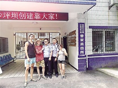 他們沒帶一分錢，希望通過搭乘順風車或者“乞討”方式完成旅行。因此，他們隨身還帶著許多牌子，上面有中文寫到：“我們可以一起合照，請給一點錢”、“請給一點錢，去游中國完成夢想”等。