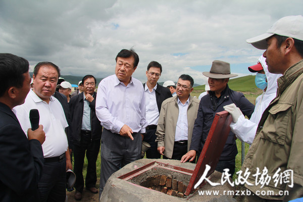 農業部副部長于康震參觀剛察縣新海村犬糞無害化處理點 _副本