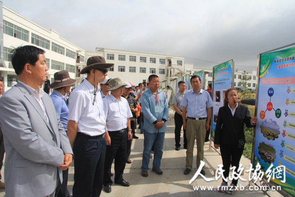 7省區和新疆生產建設兵團農牧廳（獸醫局）負責人在海晏縣夏華屠宰場參觀展板_副本