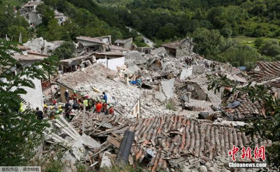 意大利中部城市PESCARA DEL TRONTO收到地震影響，大量建筑成為廢墟。