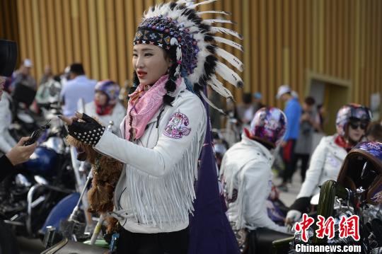 數(shù)百炫酷動(dòng)力機(jī)車亮相鄂爾多斯“哈雷姑娘”搶鏡