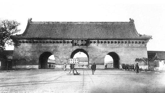 1959年，擴建天安門廣場，中華門被拆除