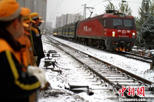 為確保隴海線客運安全暢通西安西站全力進行鐵軌防凍除雪工作。　鐘翰林　攝