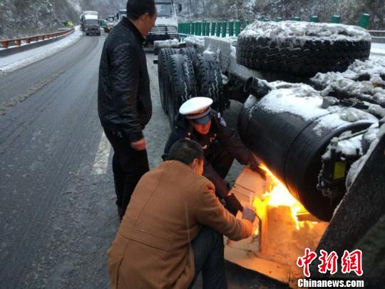 圖為高速交警對滯留車輛進行救助。　西安交警高速大隊供圖 攝