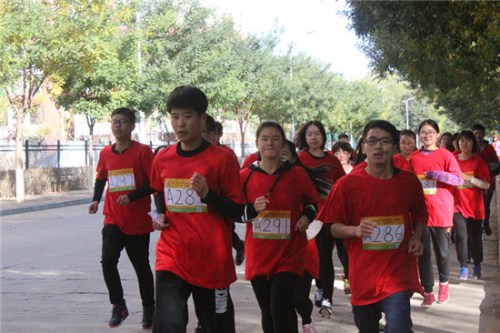  10月23日，河北民族師范學(xué)院，學(xué)院PK“迷馬”挑戰(zhàn)中，身著院服的同學(xué)們，隊(duì)形緊湊，每個(gè)人都努力奔跑。 李辰陽／攝