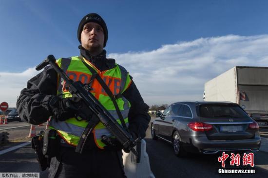 當地時間2016年12月22日，法國Ottmarsheim，德國警察在德法邊境檢查過往車輛。德國對卡車恐襲疑犯發出全歐范圍通緝令，懸賞10萬歐元。