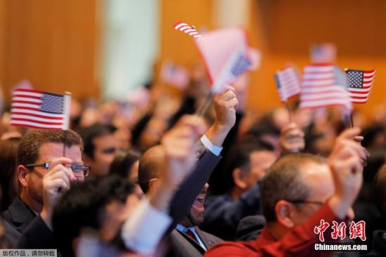 當地時間2017年2月8日，美國波士頓，200多名移民參加入籍儀式，正式成為美國公民。