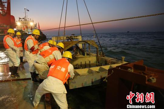 中交港珠澳大橋島隧工程項目的安裝人員在指揮安裝E29沉管 陳向陽 攝